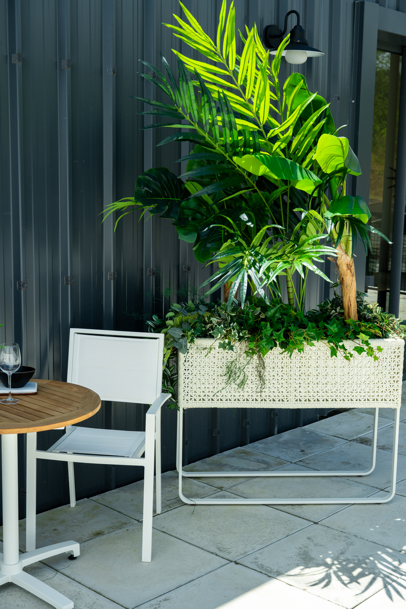 Planter white frame & white rattan